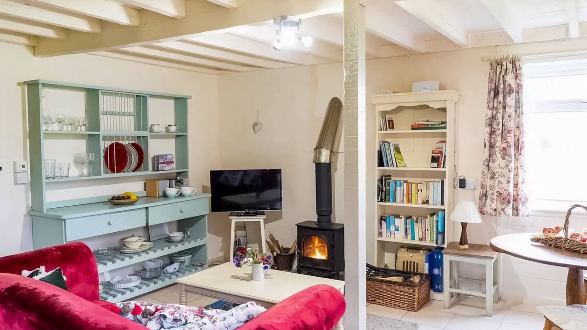 Wedmore Cottage | Pass the Keys | Ian's Cottage, Wedmore - country cottage for two