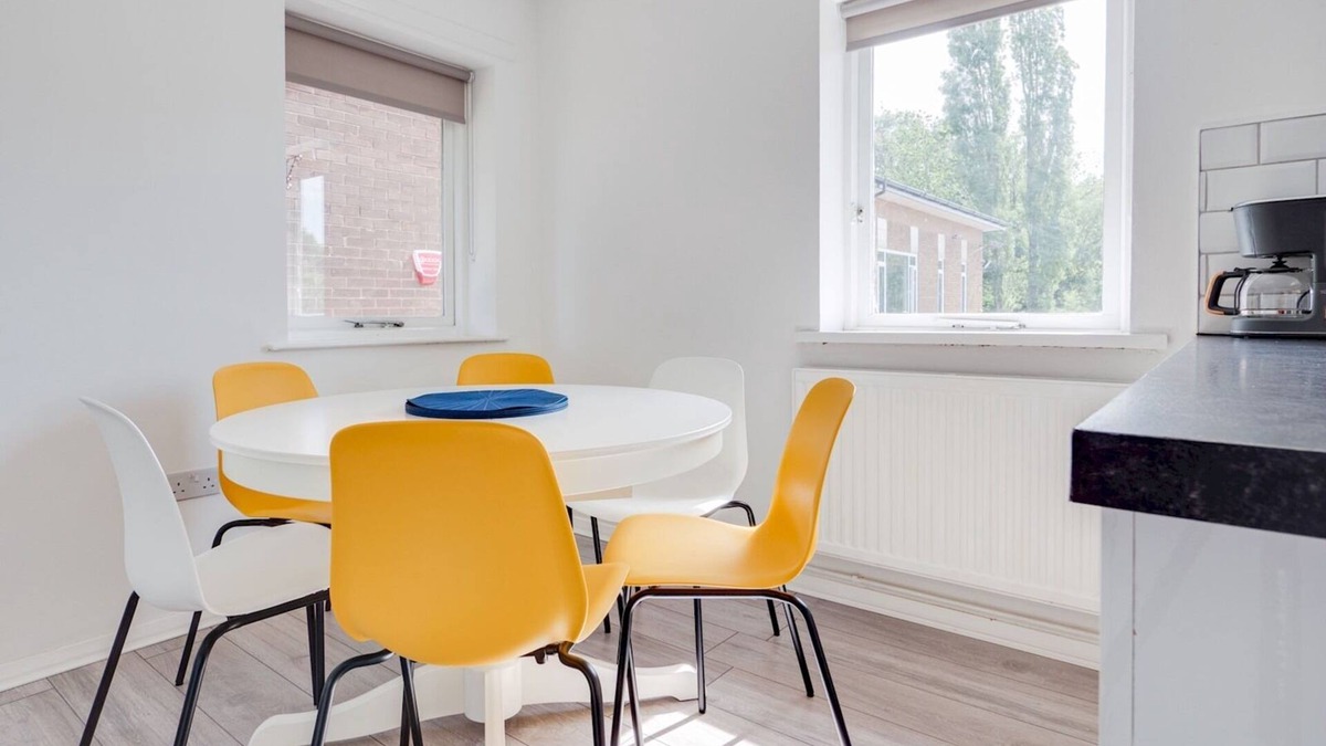 Didsbury House | Pass the Keys | Lovely 3 Bedroom property golf club and parking