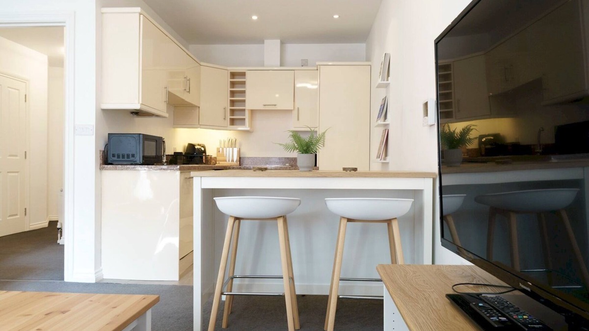 Cathedral Quarter Apartment | Pass the Keys | Luxury 2BR W/Balcony | Cathedral Qtr. | Parking!