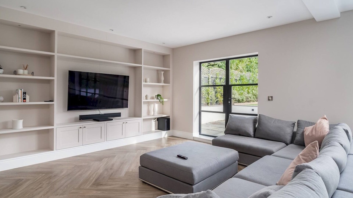 Cassiobury House | Pass the Keys | Luxury 4 Bedroom home with large garden