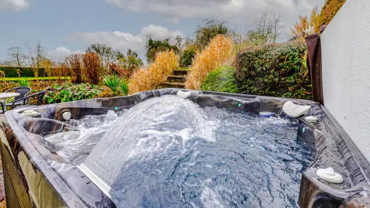 Munslow House | Pass the Keys | Malt House With Hot Tub Stunning Tudor Cottage