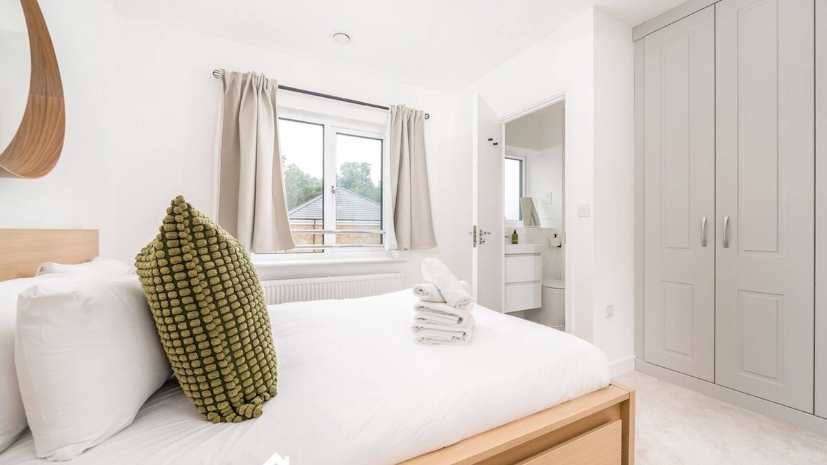 Ascot House | Pass the Keys | Modern Townhouse with Garden and Parking in Ascot
