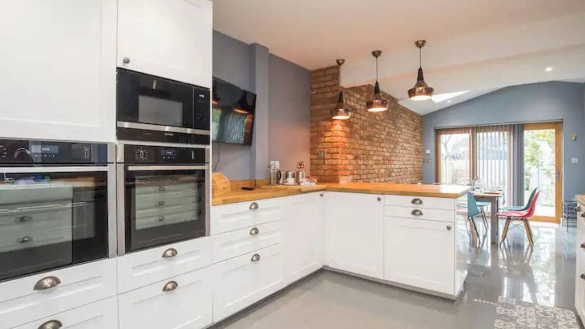 Camberley House | Pass the Keys | Modern 3-Bedroom House in Camberley w/Parking