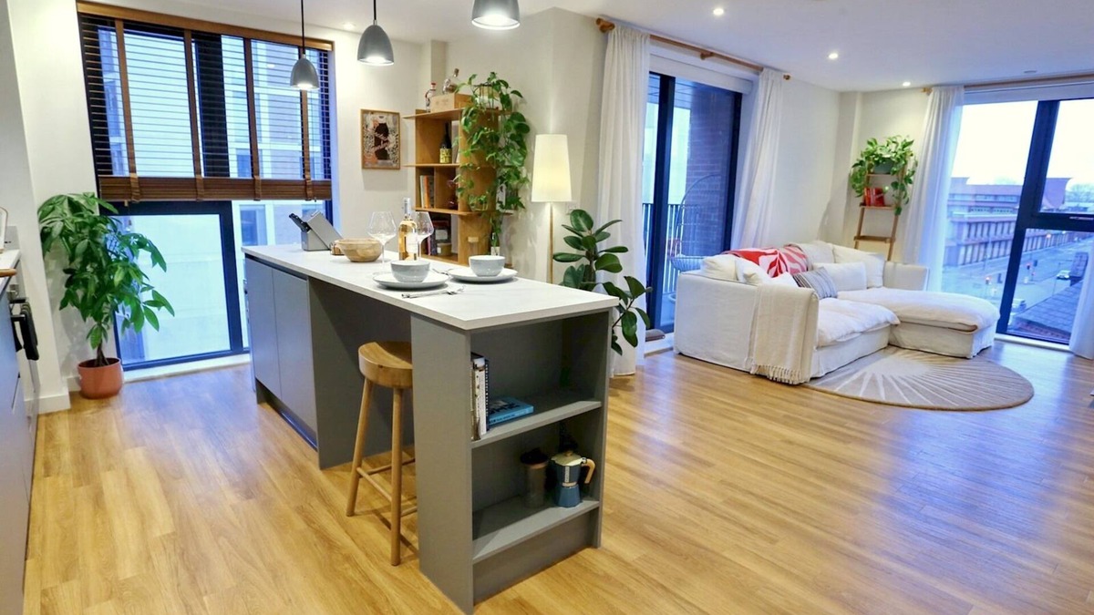 Northern Quarter Apartment | Pass the Keys | Northern Qtr Corner Flat With Balcony & City Views