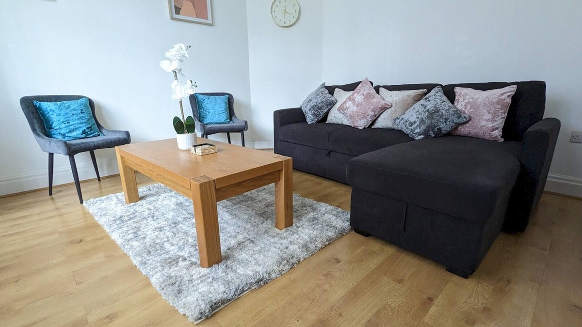 Seisdon House | Pass the Keys | Spacious Comfortable 3 Bedroom House