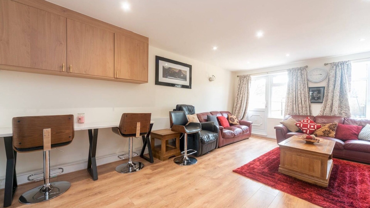 Thamesmead House | Pass the Keys | Spacious Cosy Home Close To London Abbey Wood