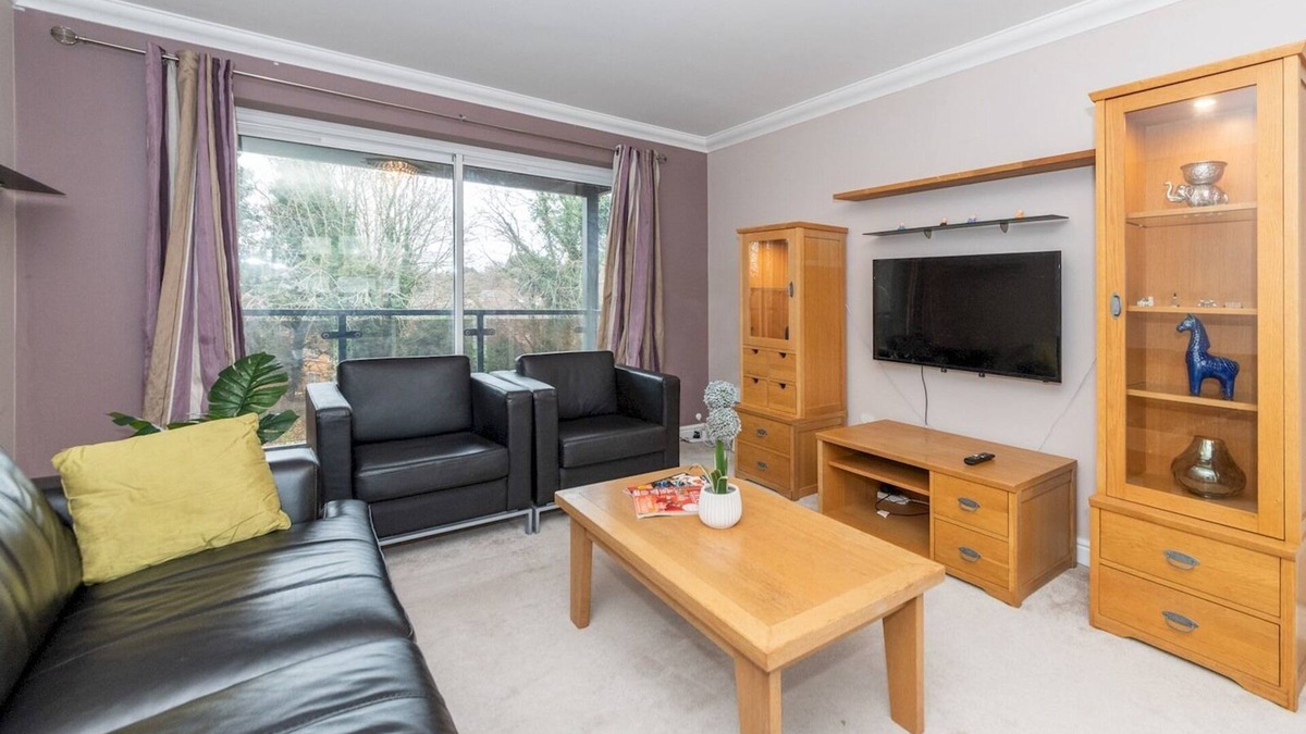Caversham House | Pass the Keys | Spacious & Peaceful Family Home in Emmer Green