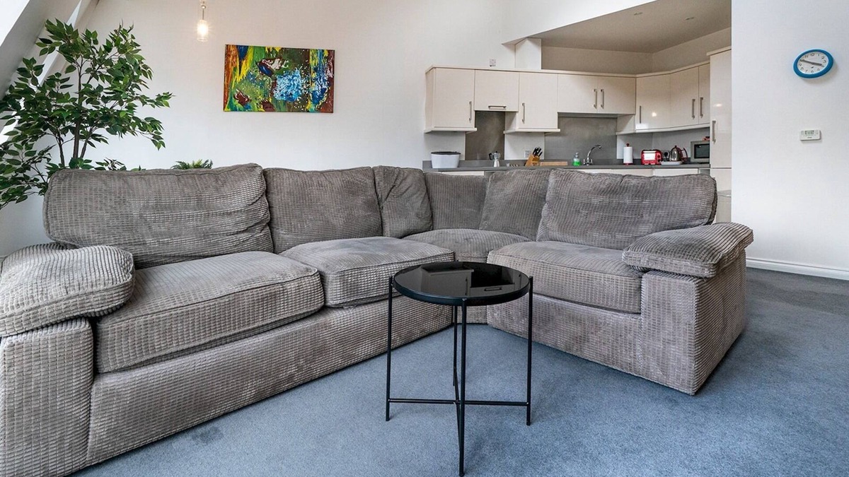 Cathedral Quarter Apartment | Pass the Keys | Stunning 2BR Penthouse Loft in Cathedral Quarter