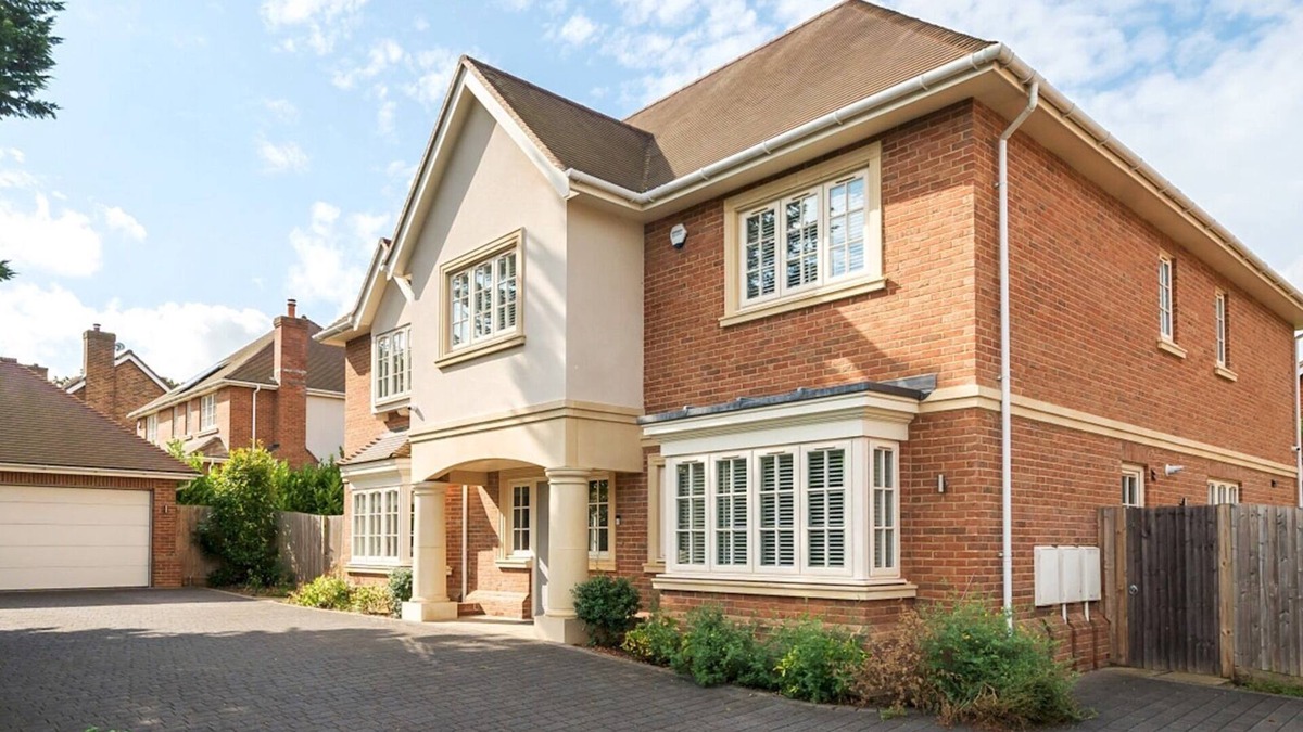Fetcham House | Pass The Keys Stunning 5 Bedroom Spacious Home