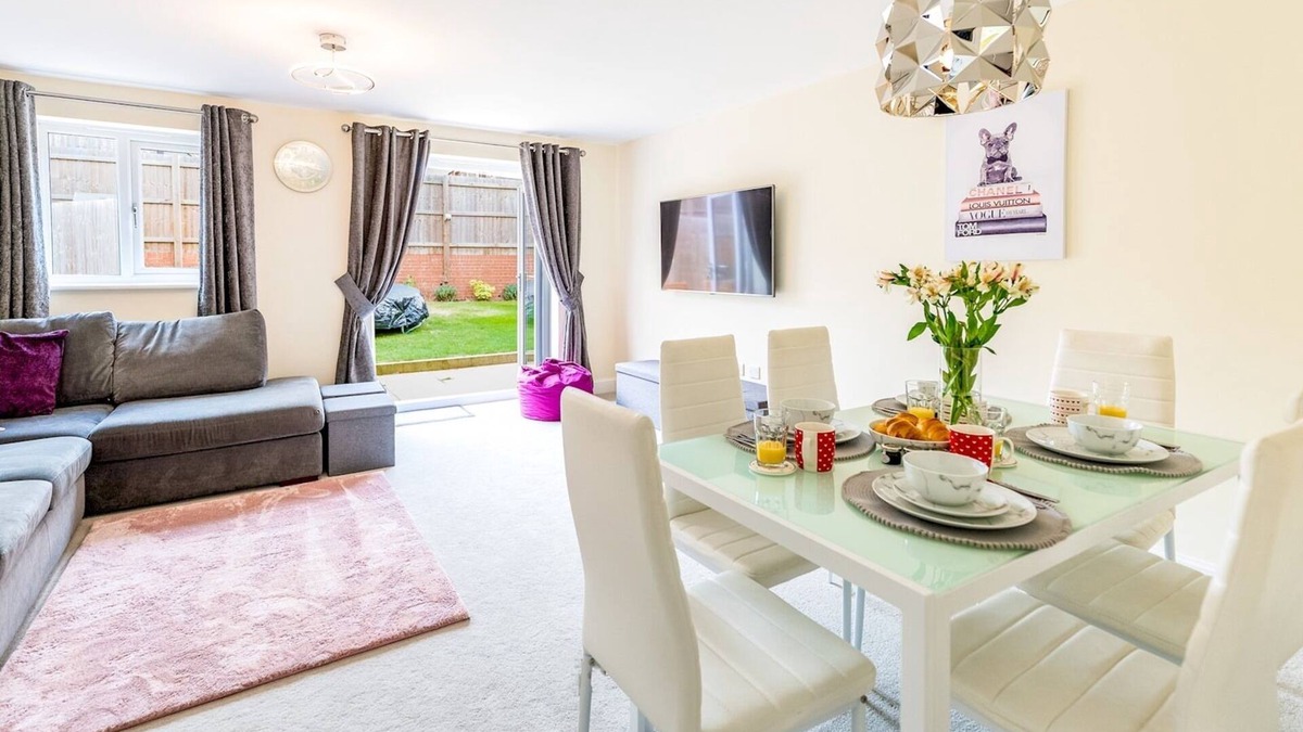 Shrewsbury House | Pass the Keys | Stylish modern two bedroom home in Shrewsbury