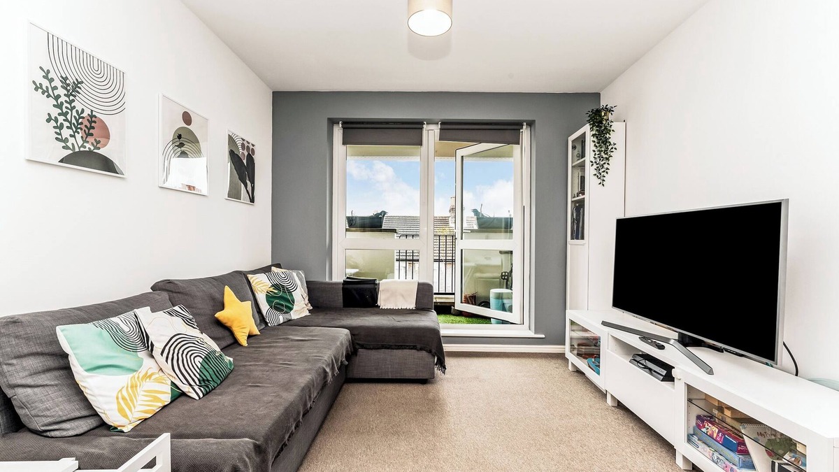 Brixton Hill Apartment | Pass the Keys Stylish | Home Near To Central London