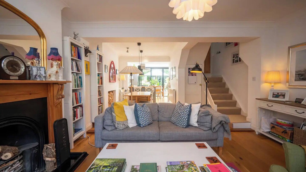 Lee House | Pass the Keys | Stylishly designed London Townhouse - Garden Oasis!
