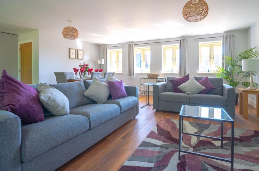 Ebrington House | Pass the Keys The Stables Stylish cottage with hot tub and parking