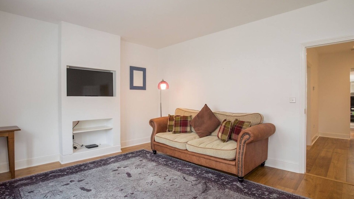 Sunninghill House | Pass the Keys | Trendy Flat in Sunninghill's Village Atmosphere
