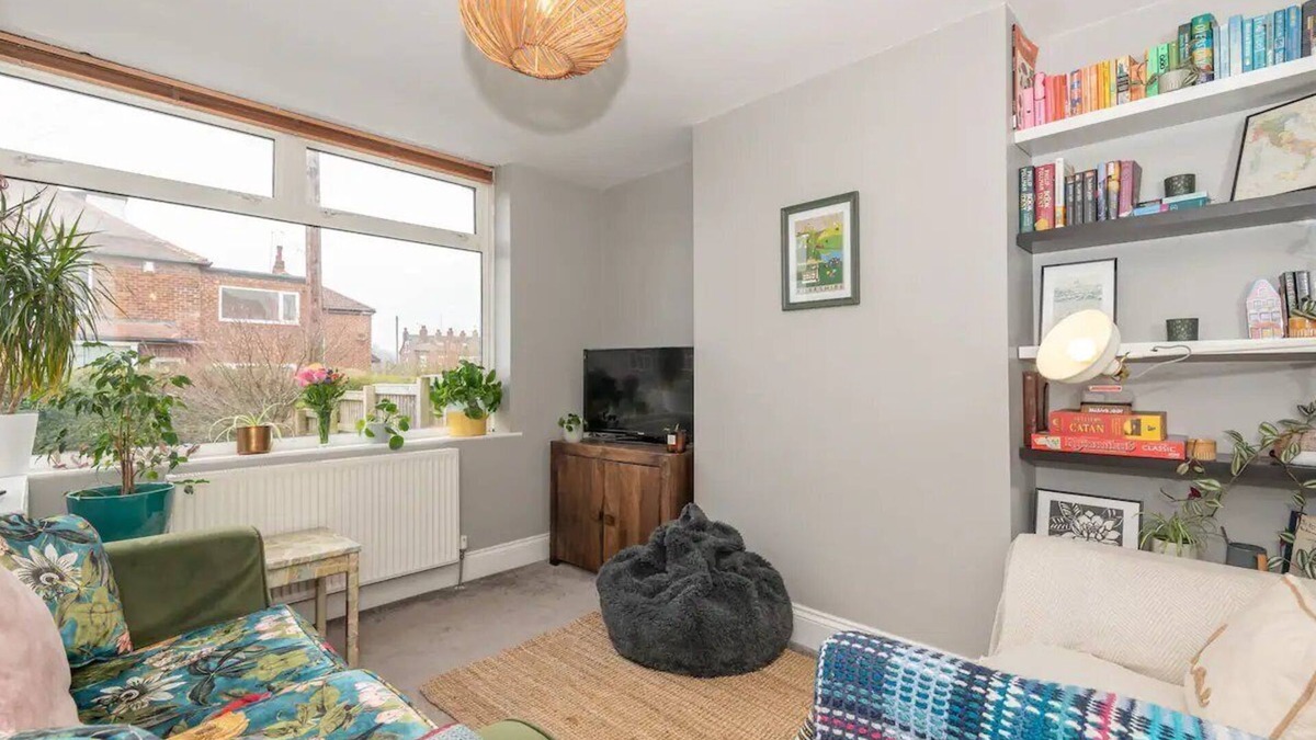 Meanwood House | Pass the Keys | Urban Charm - near Headingley - driveway parking