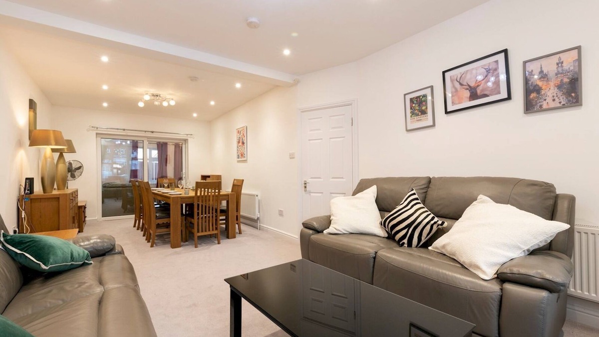Tolworth House | Pass the Keys | Very large home with parking