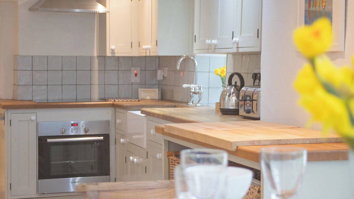 Llansteffan House | Pass the Keys | Walking distance to beach and castle. Sleeps 8.