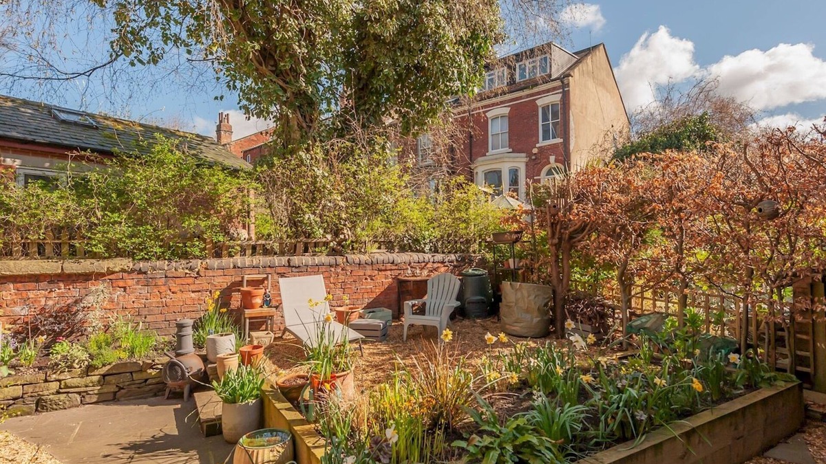 Headingley House | Pass the Keys | Wonky Cottage with amazing garden