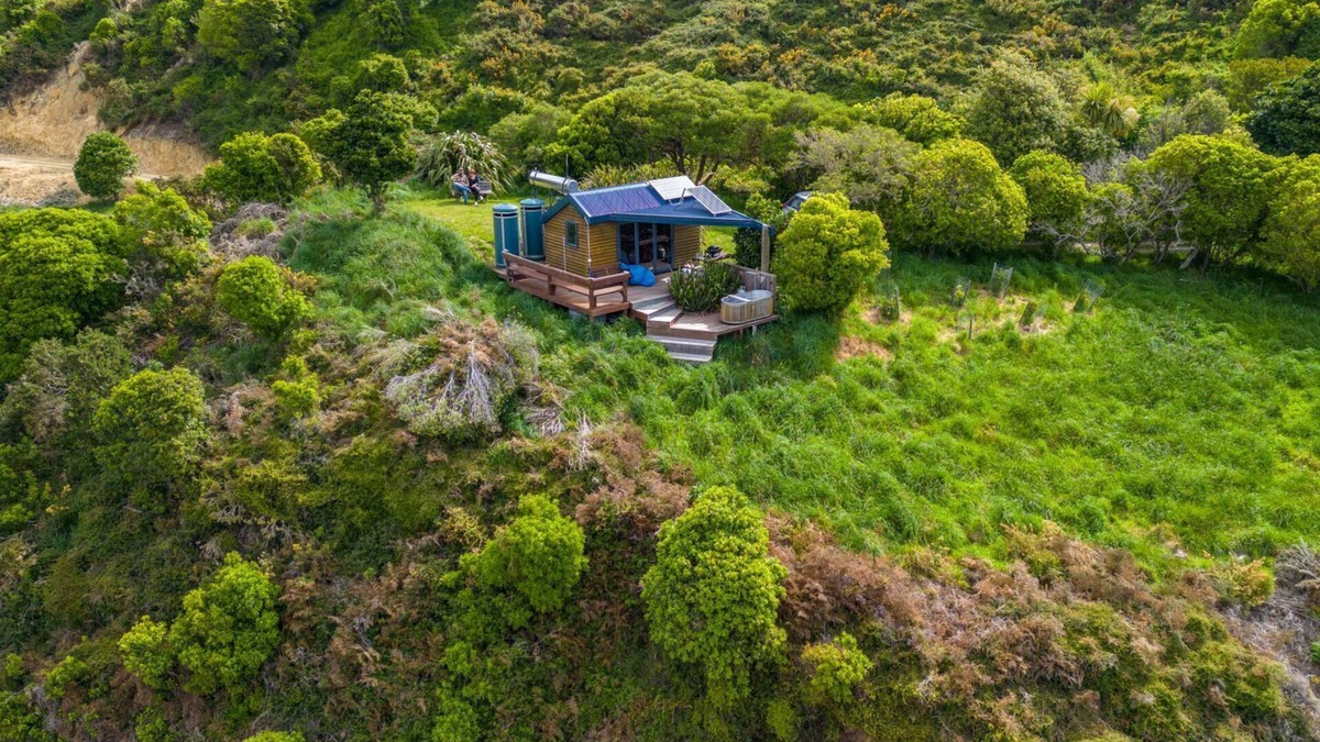 Nelson Region Cabin | Passage Hut Pepin Island, overlooking the natural peninsulas of Delaware Bay and the Pe