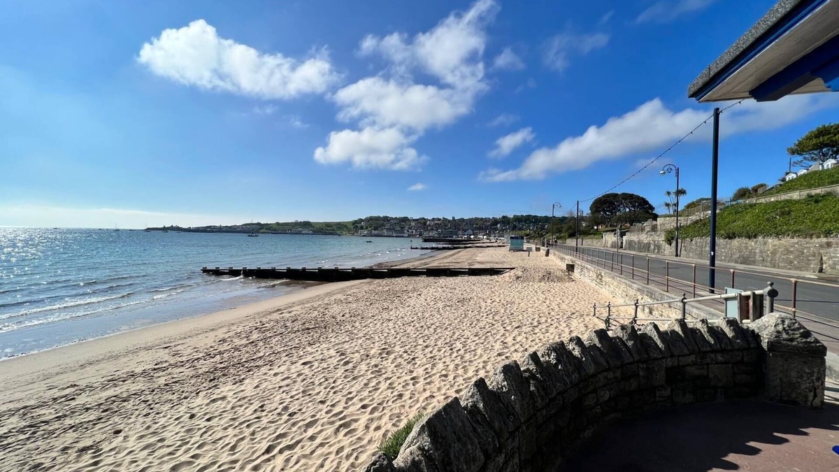 Swanage House | Passiflora Cottage Close to Swanage Beach and Town Sleeps 7