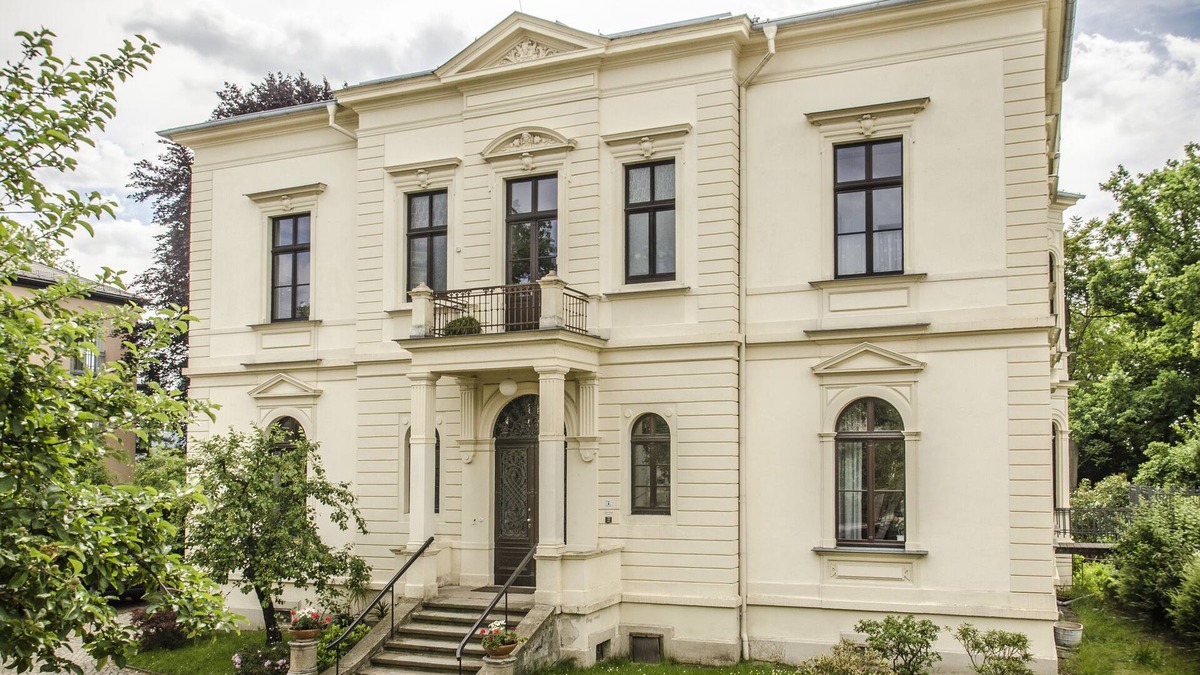 Radeberger Vorstadt Apartment | Past Elbvilla - on foot or by bike in the New Town and the city center.