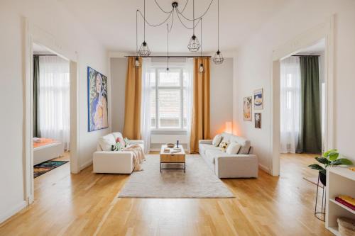 Csarnok negyed Apartment | Pastel Dream 3BR Central Gem Artful Spacious