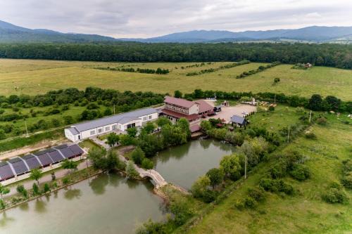 Vanatori-Neamt House | Pastravaria Ursu