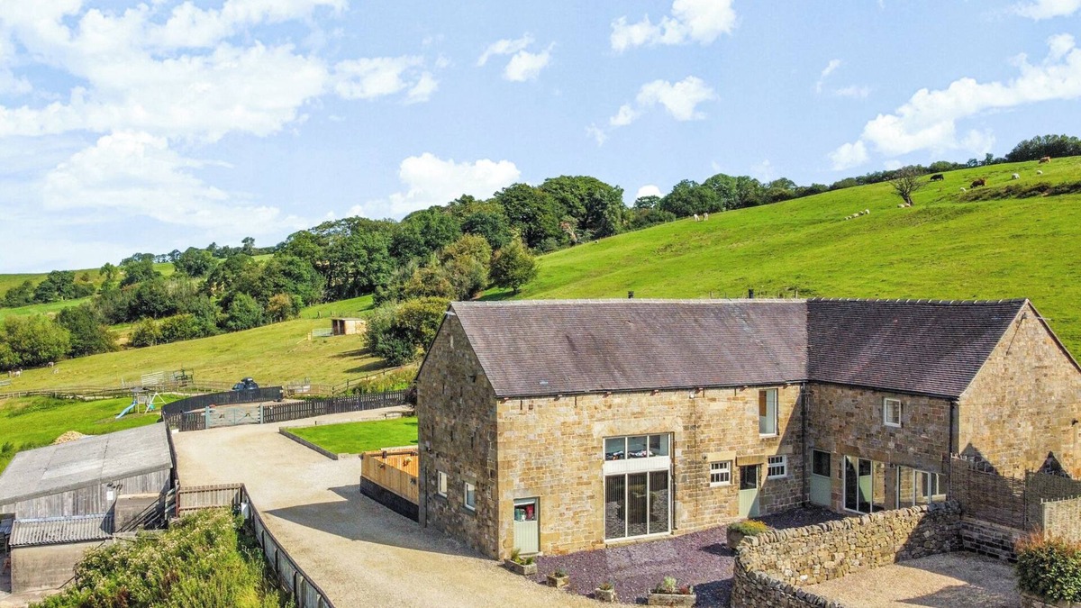 Leek Cottage | PASTURES BARN, pet friendly, character holiday cottage in Leek