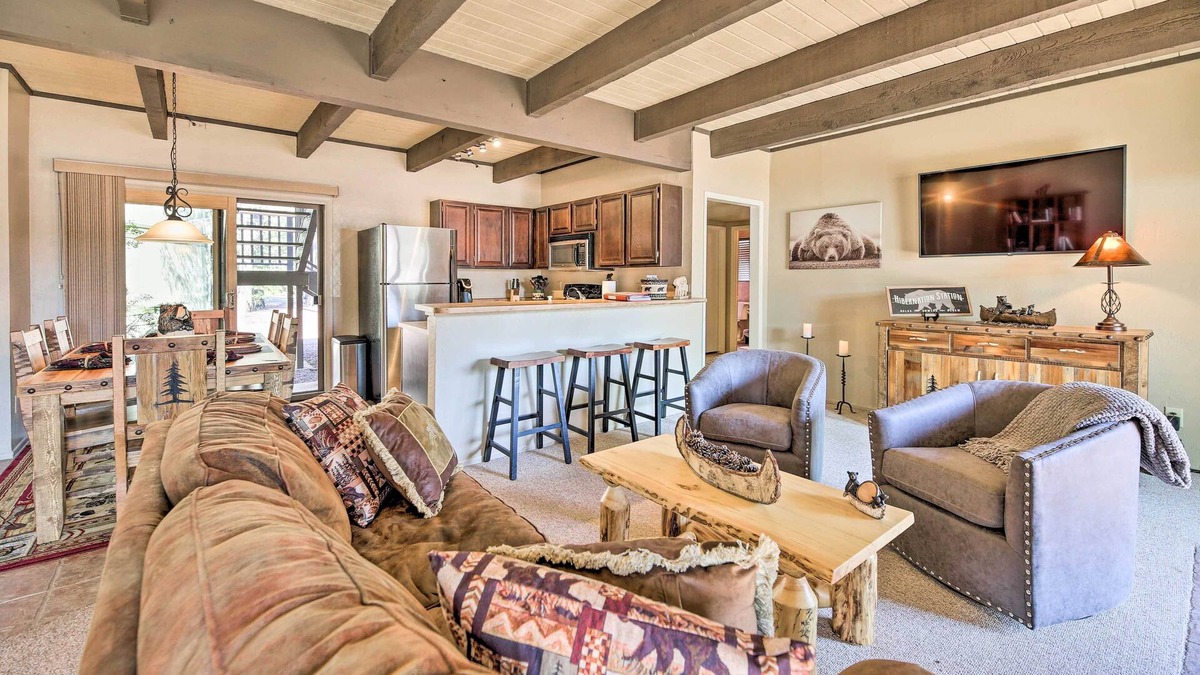 Pinetop Condo | Patio & Fireplace: Country Club Pinetop Condo!