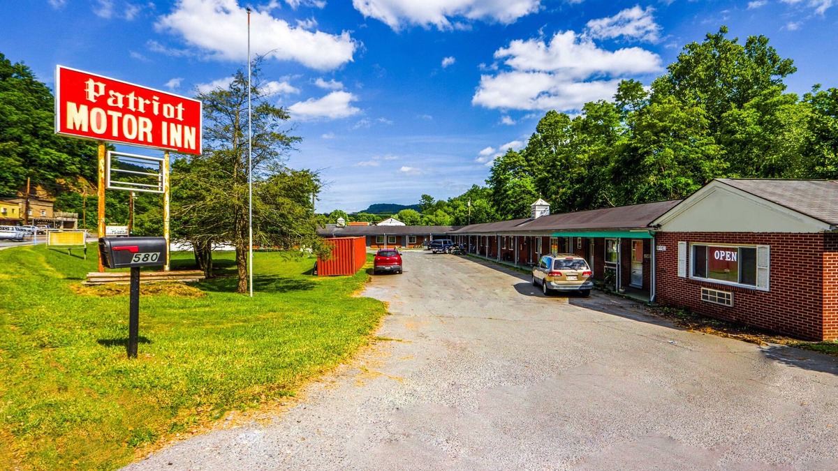 Blue Jay Hotel | Patriot Inn Motel Beaver WV, by OYO
