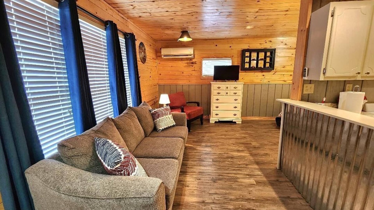 Claremore Apartment | Patriot loft @ Upland Hill Manor! Close to the lake and the large city of Tulsa!