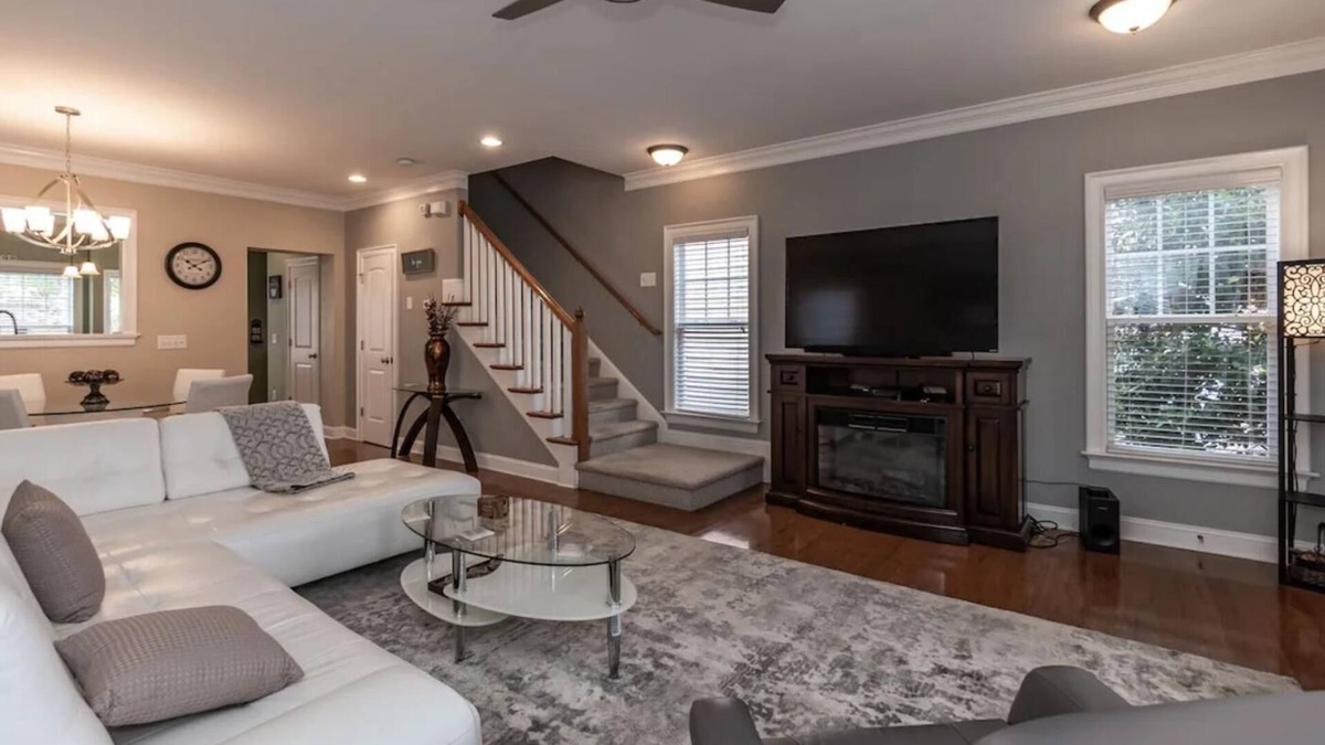 Umstead House | Paula's Place- Across from Brier Creek, 10mins from Airport, Community Pool!