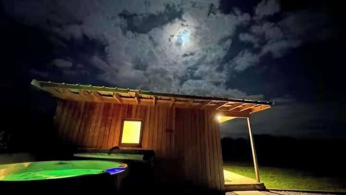 Paulton Cabin | Paulton - Sleeps 2 - PetFriendly - HotTub - Garden