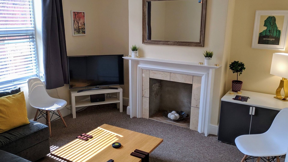 Exeter House | Pavilion House - Sleeps 8 ppl – Free 2 Car Parking