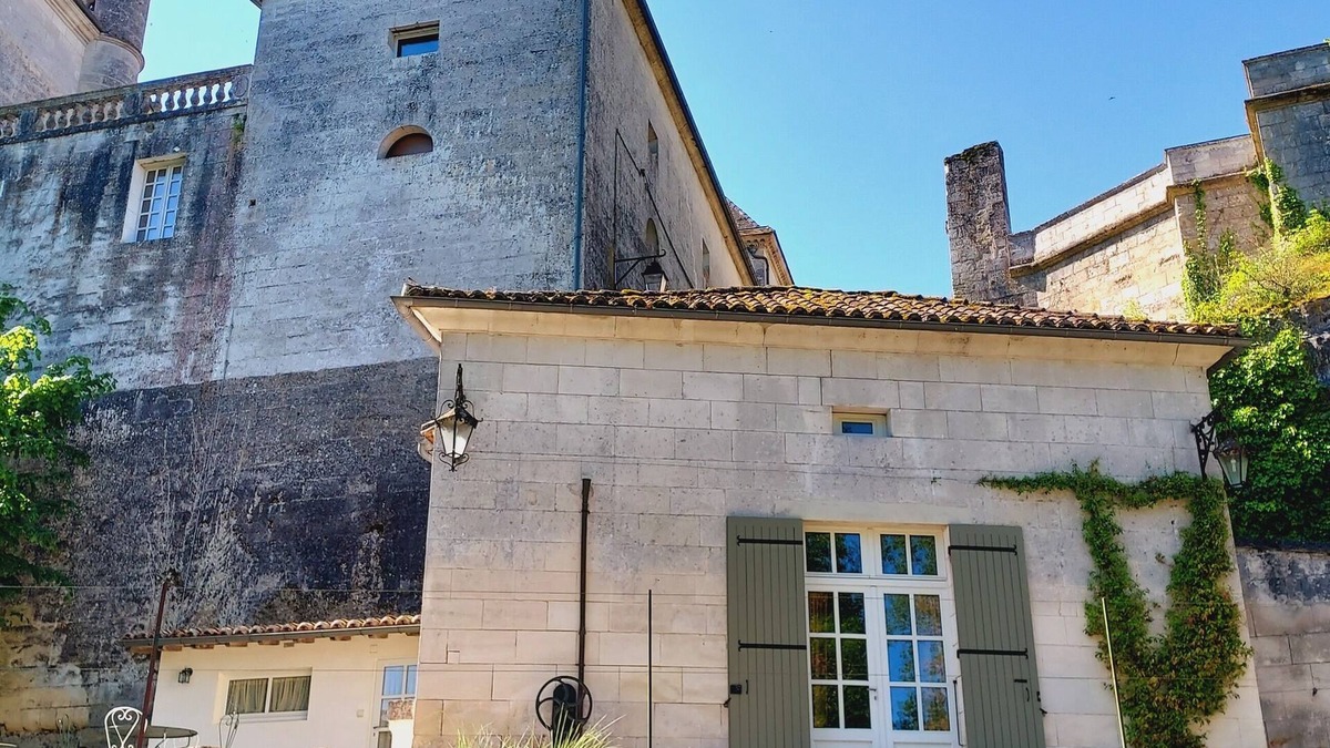 Bourdeilles House | Pavillon, Château des Sénéchaux, an amazing refuge on the banks of the river.