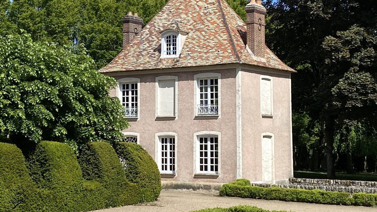 Villeconin House | Pavillon Xvii du Chateau de Saudreville 46 Kilomêtres au sud de Paris