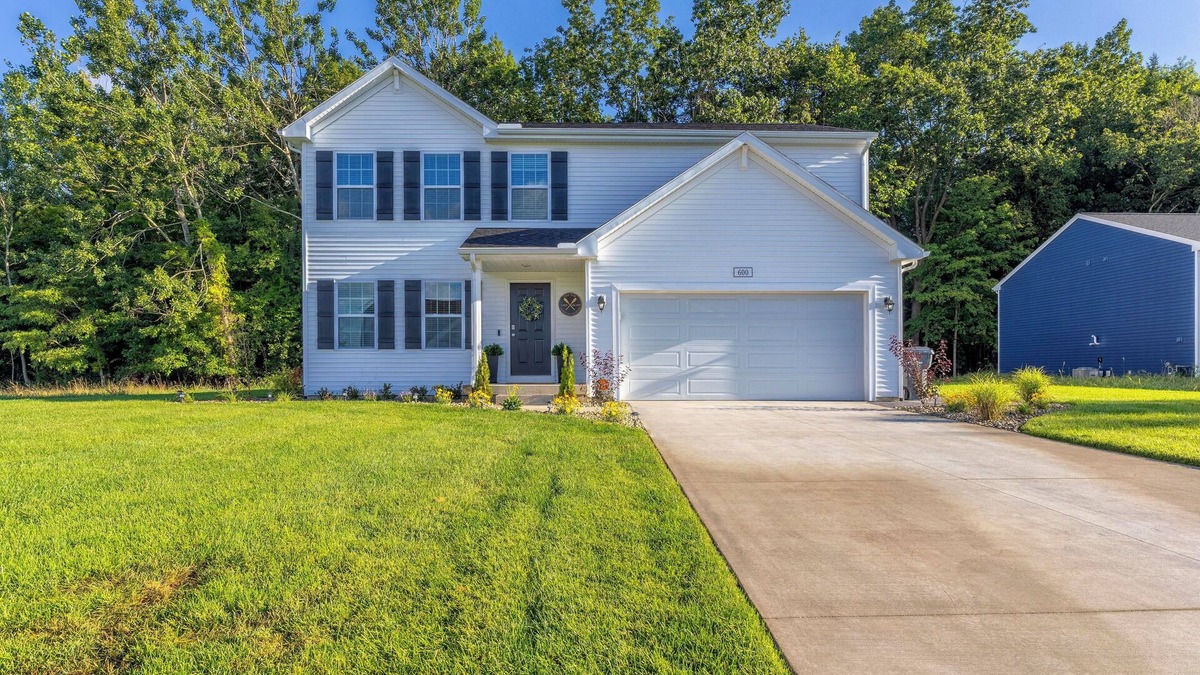 Watervliet House | Paw Paw Lake Escape | Pet Friendly | Near Paw Paw Lake