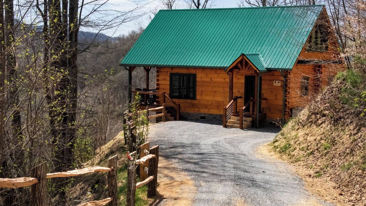 Topton Cabin | Paws Up-Luxury Log Cabin Rental, Mountain Views, High Speed Internet, Rafting, Fishing in Nantahala NC!