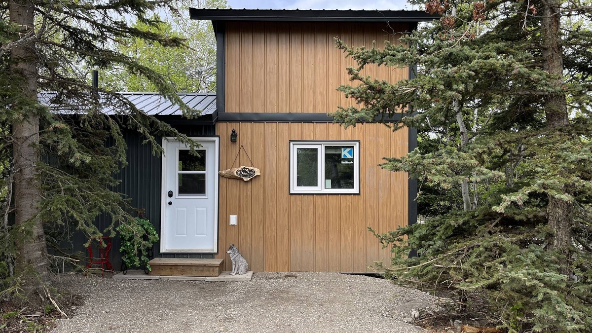 Mountain View Cabin | Payne Lake Wilderness Huts - Wolf's Lair