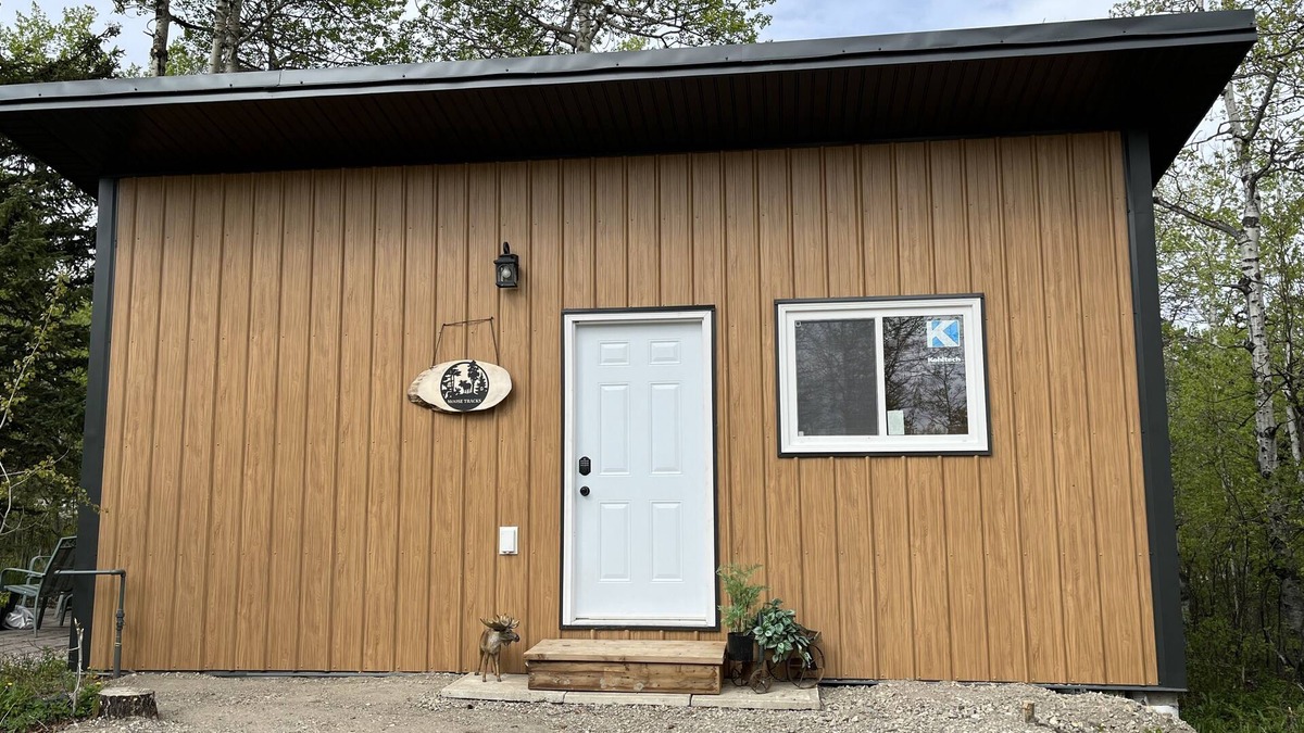 Mountain View Cabin | Payne Lake Wilderness Huts - Moose Tracks