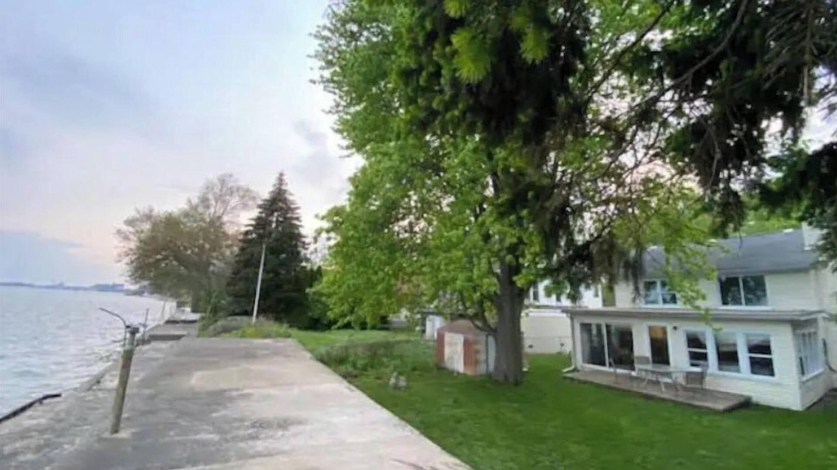 Estral Beach Cottage | Peaceful Lakefront Living – 3-BR Home with Breathtaking Views; Pet & Smoke-Free