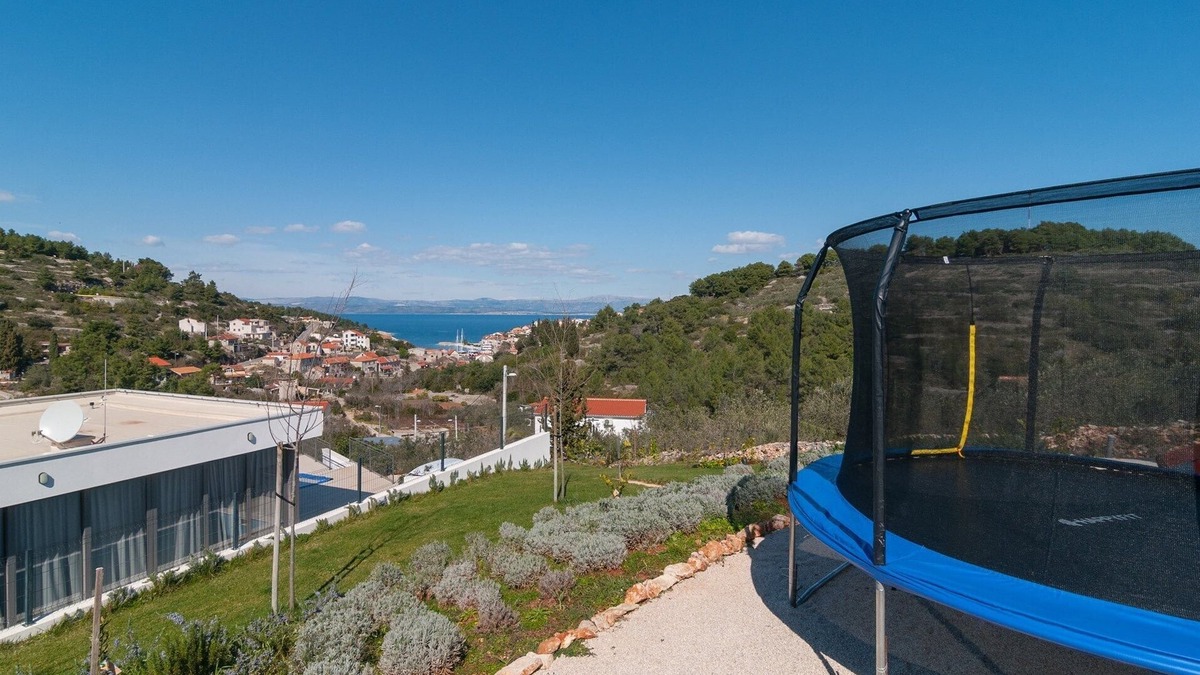 Stomorska Villa | Peace and quiet, away from the noise of the city, villa offers a divine holiday