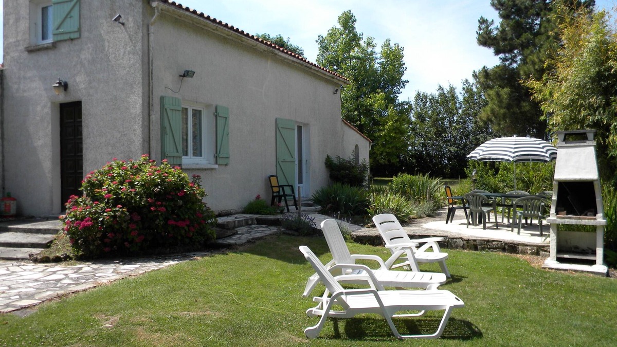 Breuillet House | Peace and tranquility 10 minutes from the beaches, at the gates of a listed village.