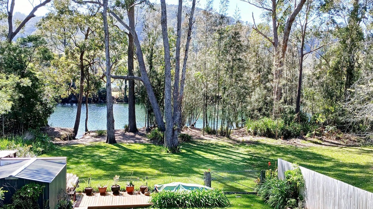 Fishermans Paradise House | Peace By The River - spacious family retreat