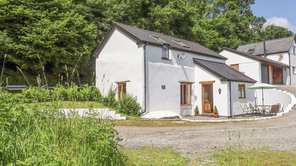 Ash Mill Cottage | PEACE COTTAGE, pet friendly, with a garden in South Molton
