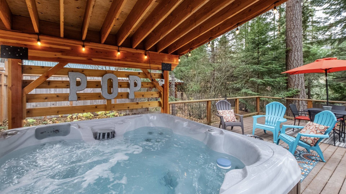 Leavenworth Cabin | Peace of Pine-Fenced, Hot Tub, WIFI, Close to Lake