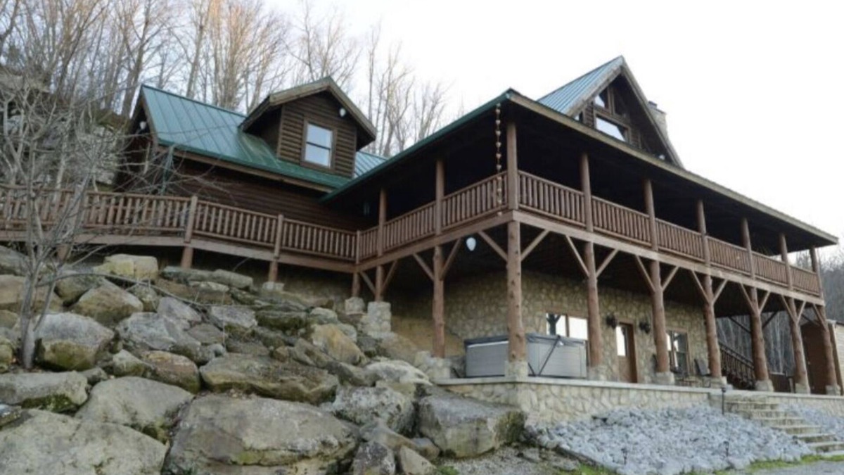Tuscumbia House | Peace on Earth-4,000’ Log Cabin,210 acres,Jacuzzi & Game Room