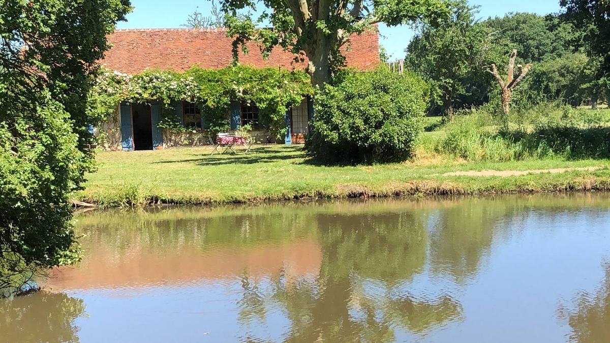 Beauchamps-sur-Huillard House | Peaceful & warm cottage overlooking a pond