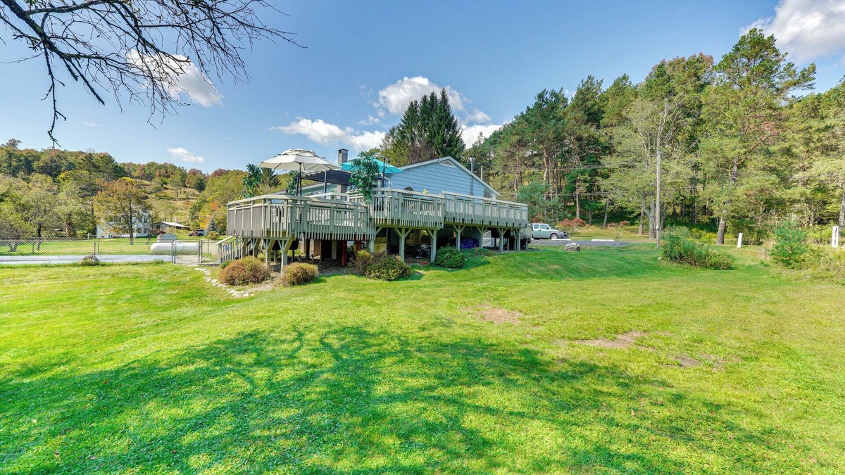 Parksville House | Peaceful 1-Acre Parksville Home: Large Deck & Yard