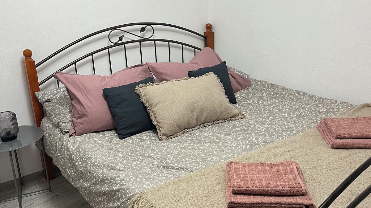 Brloh Apartment | Peaceful 1-Bedroom Apartment in Family Farmhouse in Brloh